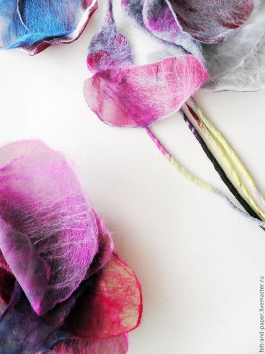 Брошь в виде розы из войлока и органзы Брошь в виде розы из войлока и органзы