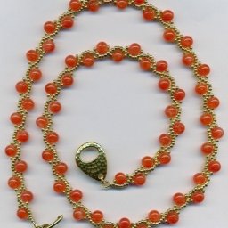 Простая, но эффектная цепочка из бисера