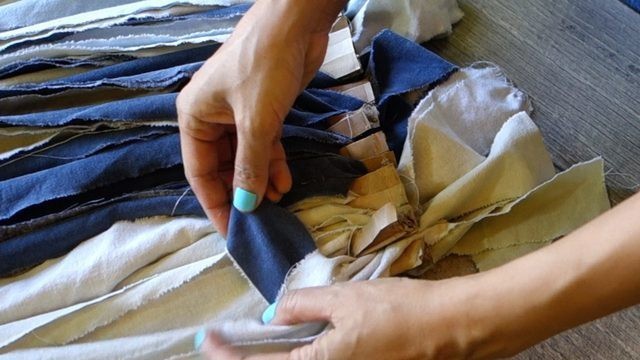 Плетём уютный коврик из остатков ткани