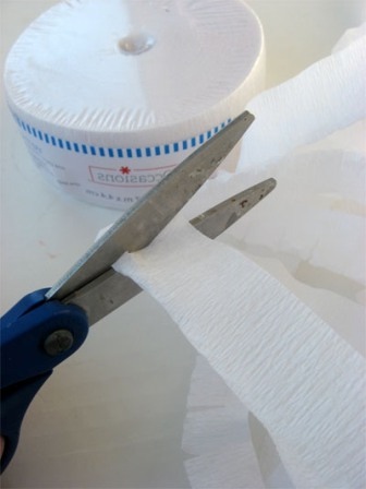 Снеговик из гофрированной бумаги с сюрпризом