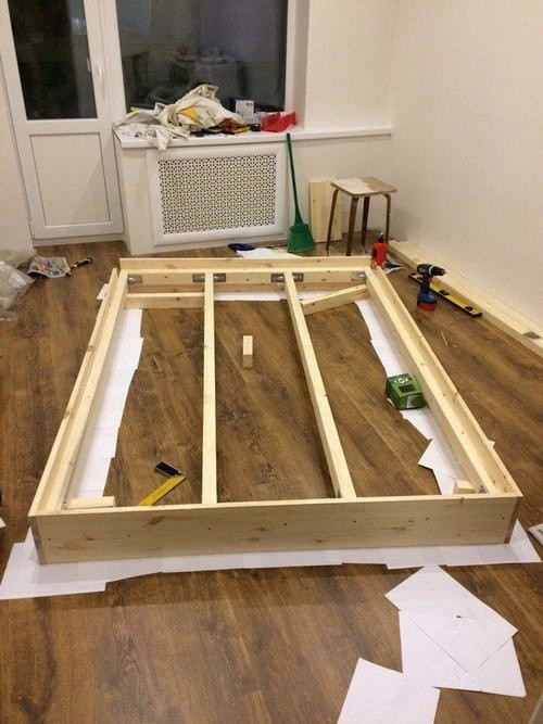 Двуспальная кровать с изголовьем в каретной стяжке