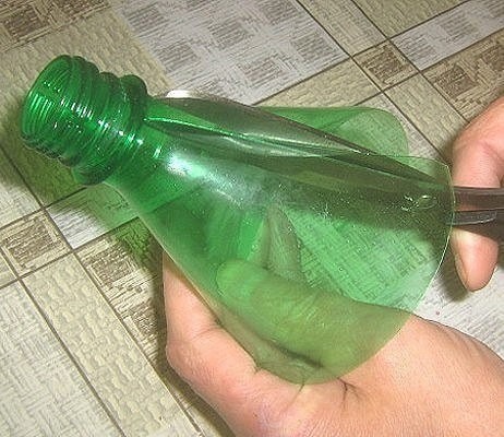 Цветок из пластиковой бутылки для дачного декора