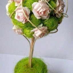 ​Топиарий с розами на нежно-зеленом фоне