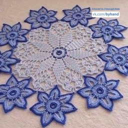 ​Удивительной красоты салфетка с цветами по краю