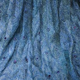 ​Вышитые павлиньи перья