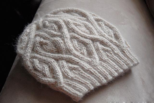 Интересный узор на спицах для шапки