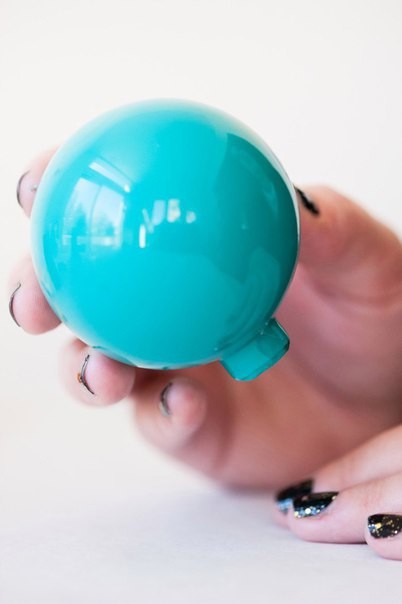 Шарики на елку, украшенные поталью