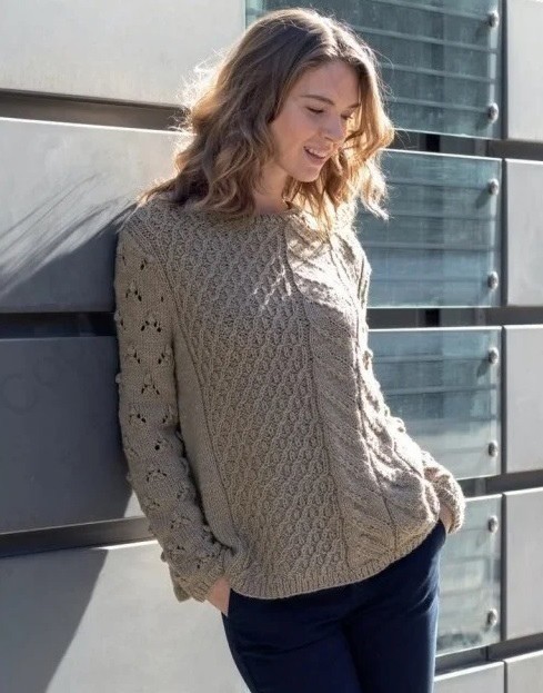 Джемпер спицами с комбинацией узоров