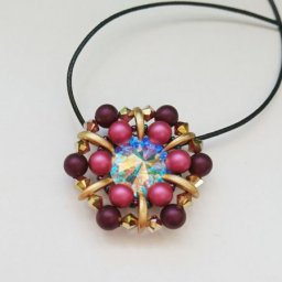 Брошь-кулон из бисера