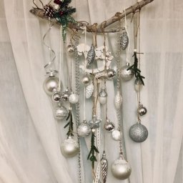 Необычный декор с веточками и елочными шарами