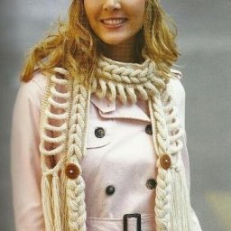 ​Необычный шарф из переплетенных полосок