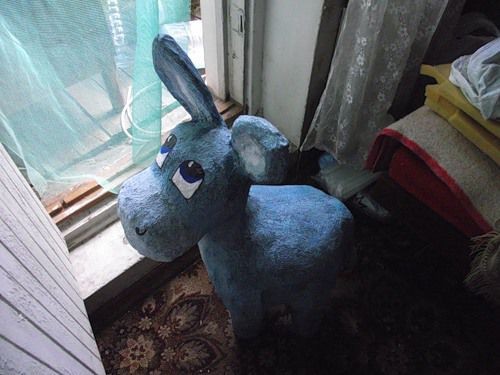 Ослик для украшения дачного газона