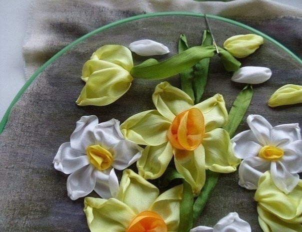 Вышиваем нарциссы лентами