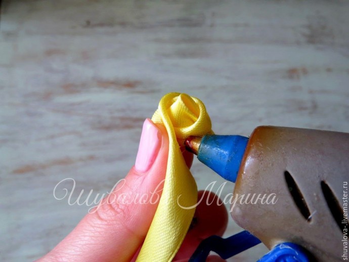 Тугие розочки из ленты