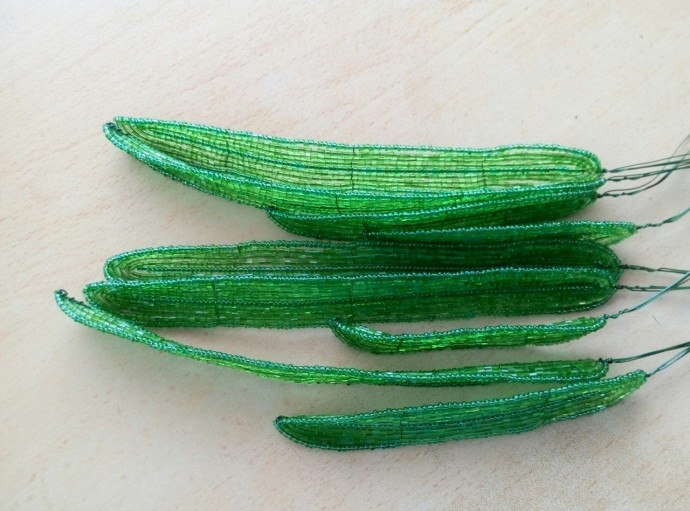 ​Нарциссы и ветка ольхи из бисера