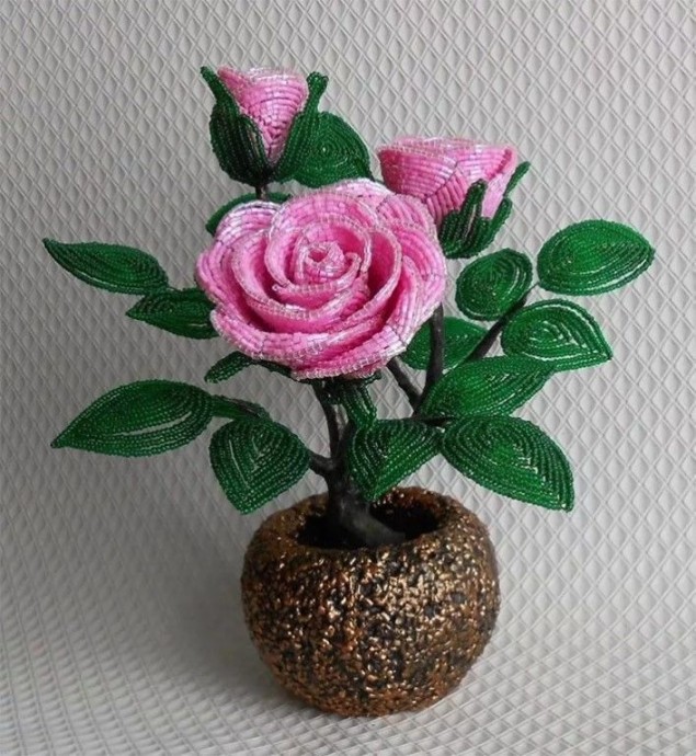 ​Розовая роза из бисера
