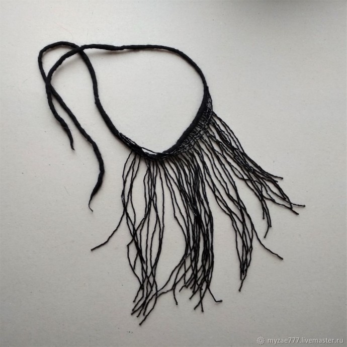 Стильное украшение с бахромой Стильное украшение с бахромой