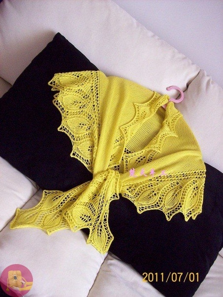 Теплая шаль с узорной каймой