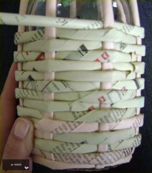 Вазочка из газетных трубочек