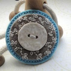 Фетровые брошки с вышивкой