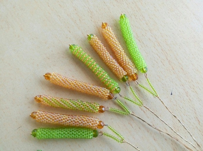 ​Нарциссы и ветка ольхи из бисера