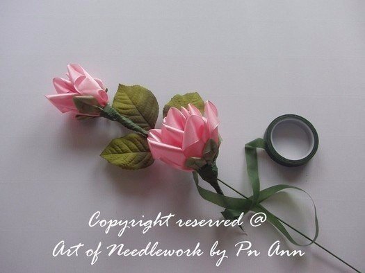 Розы из атласных лент