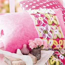 ​Вязаное украшение на декоративную подушку