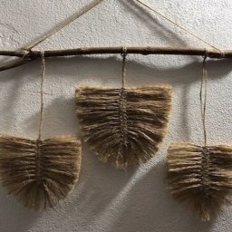 Панно из ветки и перьев из джутовой веревки