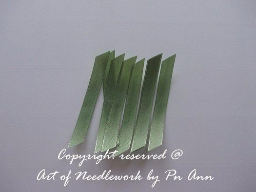 Розы из атласных лент