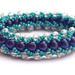 Интересный браслет из бисера