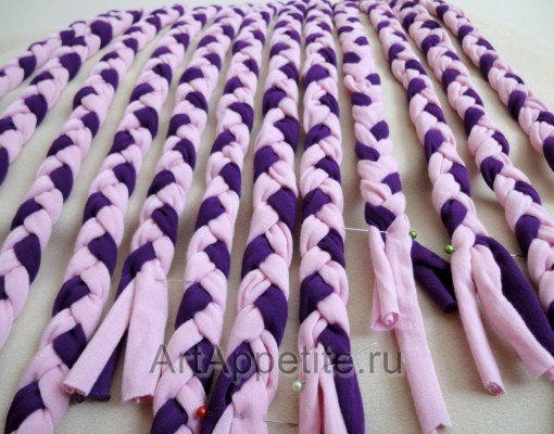 Коврик, сшитый из плетеных полос