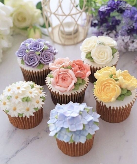 Кексы с нежным цветочным декором: идеи для вдохновенного творчества