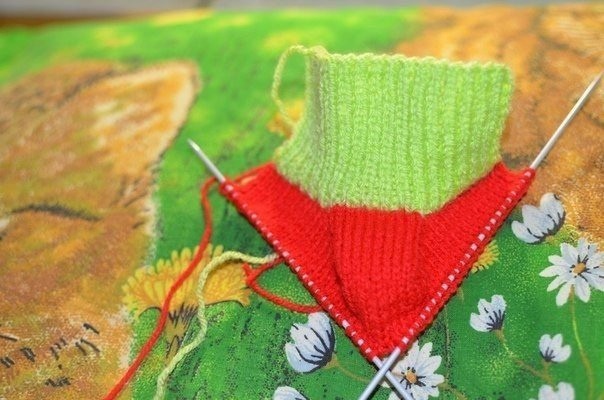 Вяжем клубничные пинетки