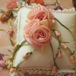 Розы из остатков органзы и атласа