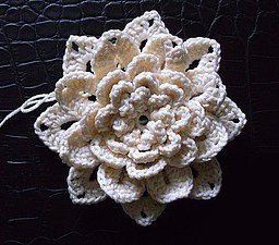 Вяжем объемный цветок крючком: мастер-класс