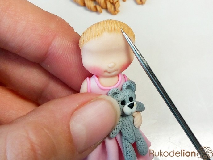 Брошь "Куколка" из полимерной глины