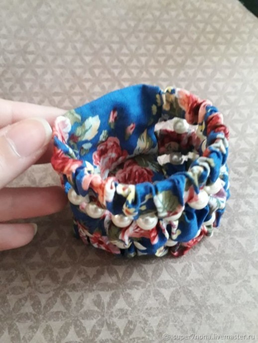 Широкий браслет из ткани и бусин