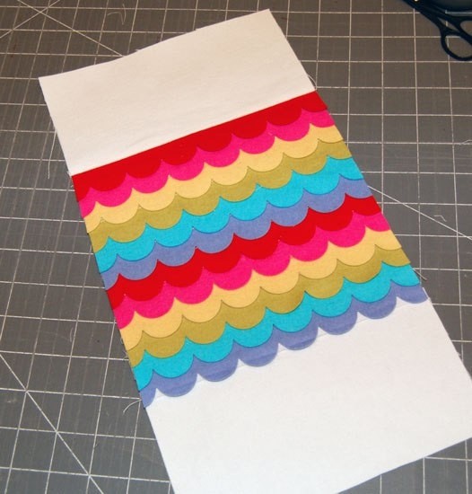 Радужная подушка с волнообразным узором