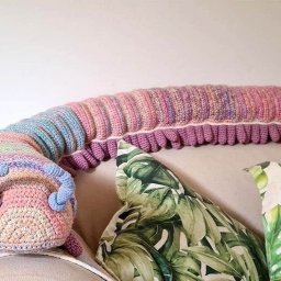 Многоножка на весь диван: идея для вдохновенного творчества