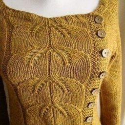 Пуловер с листочками по центру