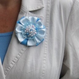 Брошь из атласных лент