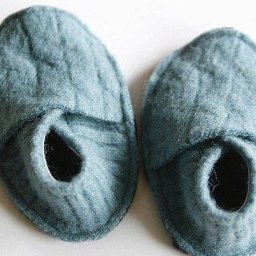 Тапочки из ненужного свитера