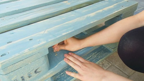 Винтажный журнальный столик для наследников голубой крови