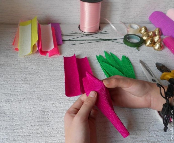 Простой и красивый способ создать милый букетик из конфет