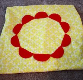 Декоративная подушка с цветком из фетра