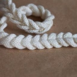 Интересный способ вязаной косички