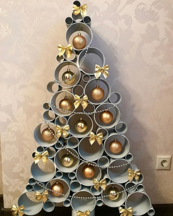 Необычная ёлочка из пластиковых труб