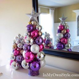 Новогодний топиарий из елочных шаров