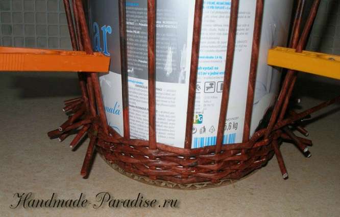 Плетение ежика из газетных трубочек