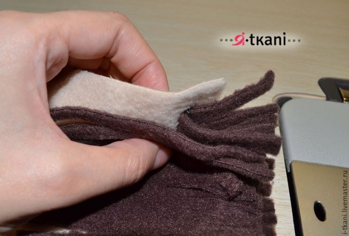 Шьём пушистую подушку из флиса